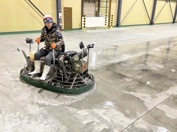 工場コンクリート床の油汚れ