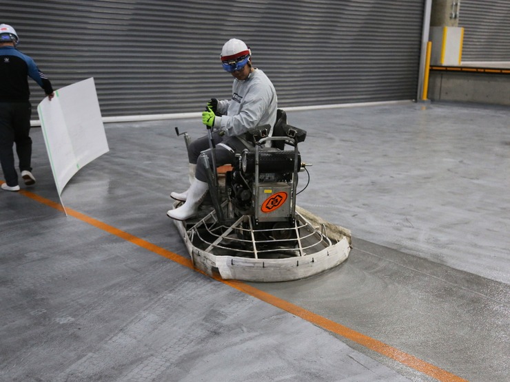 工場コンクリート床のタイヤ痕跡