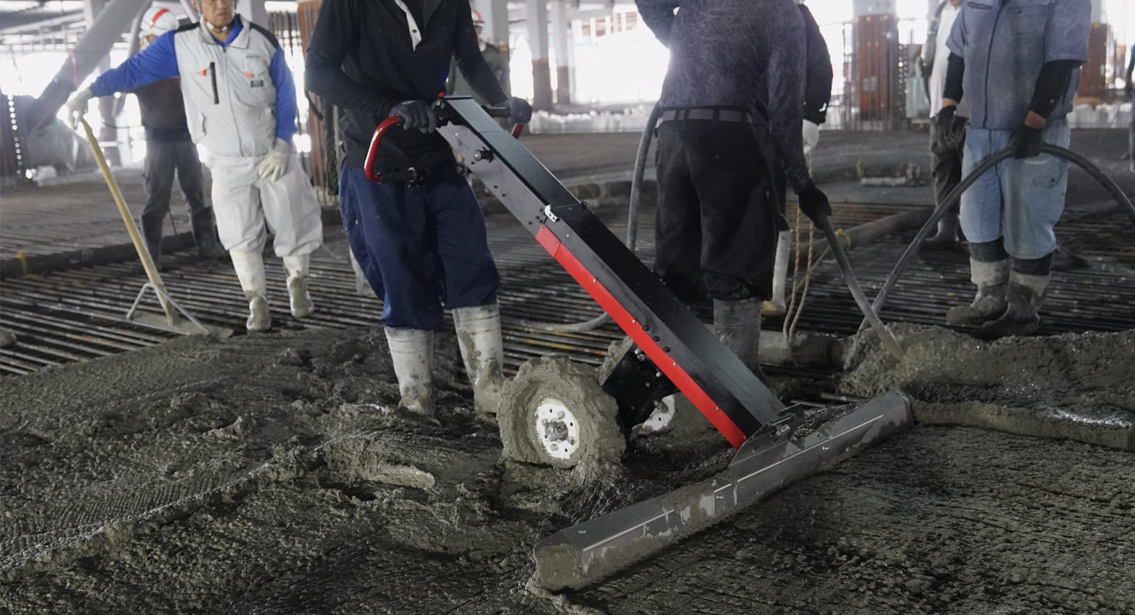 土間作業のかっぱぎアシスト機「カッパー」